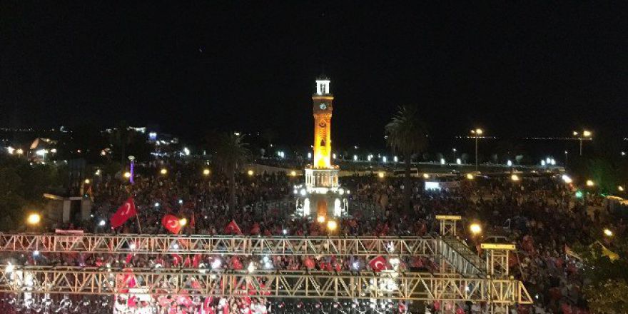 İzmir’de Demokrasi Nöbeti Dördüncü Gününde