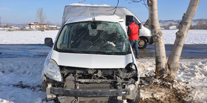 Buzda Kayan Araç Ağaca Çarptı: 3 Yaralı