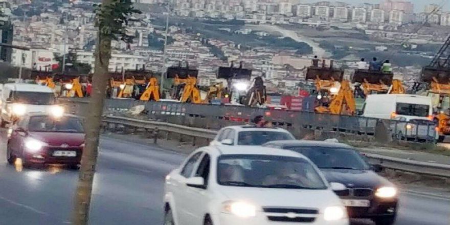 İş Makineleri Askeri Birliklerin Önünden Ayrıldı