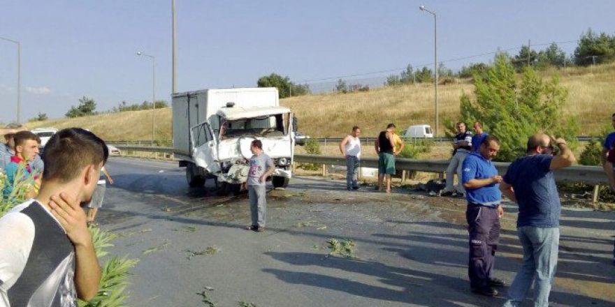 Otomobil İle Kamyonet Kafa Kafaya Çarpıştı: 3 Ölü, 2 Yaralı