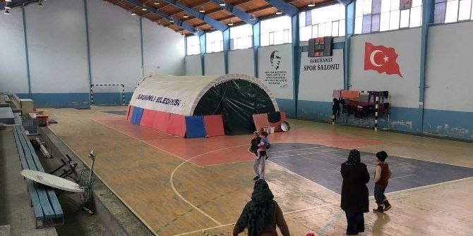 Çadırda Yaşayan Suriyeli Aileler Spor Salonuna Alındı