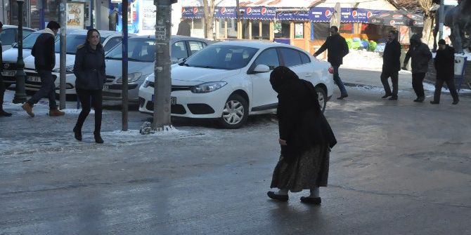 Kars’ta Buz Pistine Dönen Yollar Kazalara Sebep Oluyor