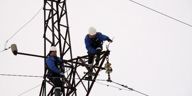 2 Metreye Yakın Karda, Elektrik Komandoları Kesintisiz Çalışıyor