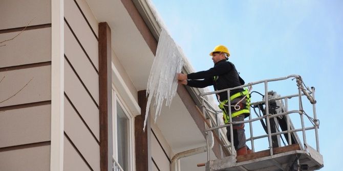 Tehlike Saçan Buz Sarkıtları Temizleniyor