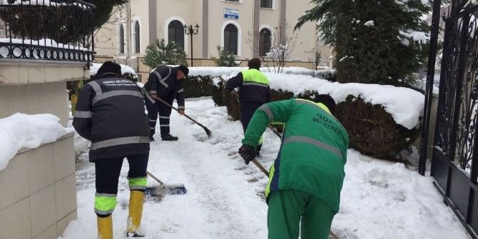 Belediye Ekipleri Kaldırım Ve Yollardaki Buzları Temizledi