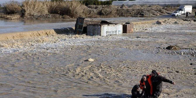 Derede Devrilen Tırda Mahsur Kalan Şoför, Son Anda Kurtarıldı