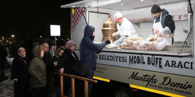 Fatih Belediyesinden Vatandaşlara Sıcak Çorba İkramı