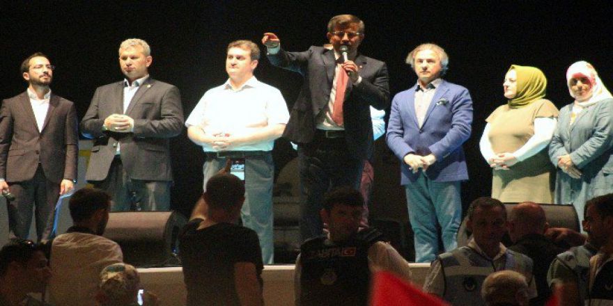 Ahmet Davutoğlu Taksim’deki Demokrasi Nöbetine Katıldı