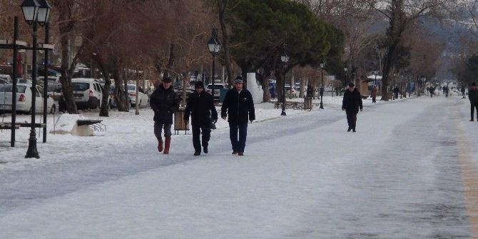 Vatandaşın ’Buzlu Yol’ İmtihanı