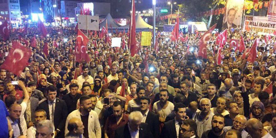 100 Bini Aşkın Esenlerli, Mehter Takımı İle Demokrasi Yürüyüşü Yaptı