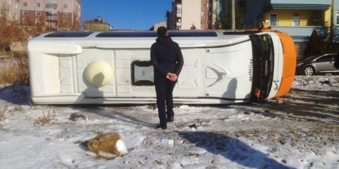 Buz Tutan Yolda Minibüs Devrildi