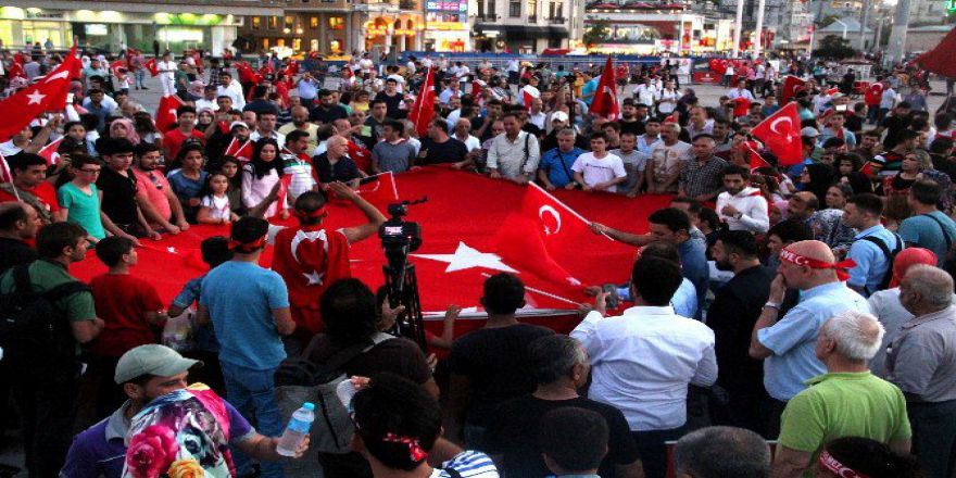 Taksim Meydanı Ve İbb Önünde ’Demokrasi Nöbeti’ Devam Ediyor