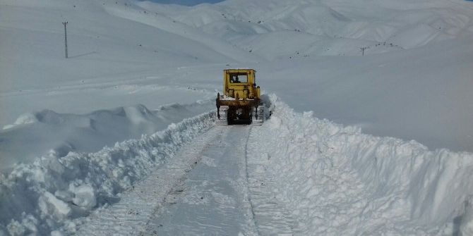 Sincik-malatya Yolunda Karla Mücadele Sürüyor
