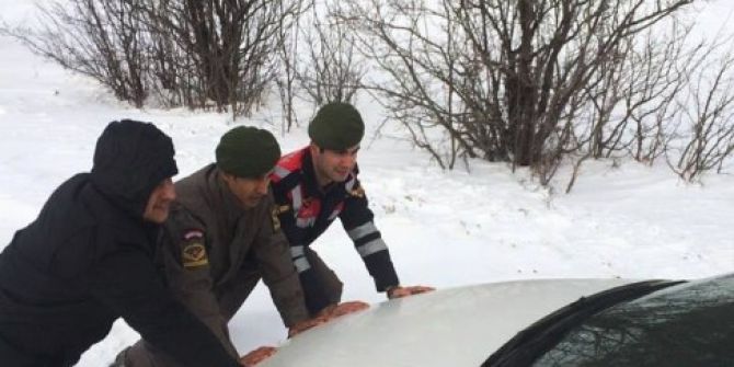 Jandarma Ekipleri Karda Mahsur Kalanları Kurtardı