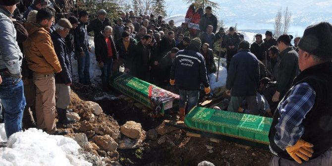 Yangında Hayatını Kaybeden Baba Ve İki Kızı Toprağa Verildi