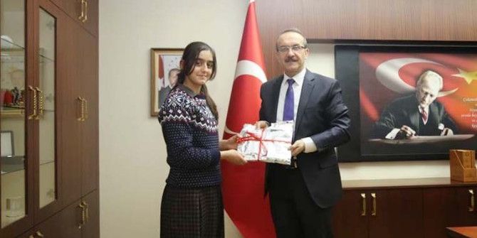 Vali Yavuz Teog Birincisi Öğrenciyi Ödüllendirdi