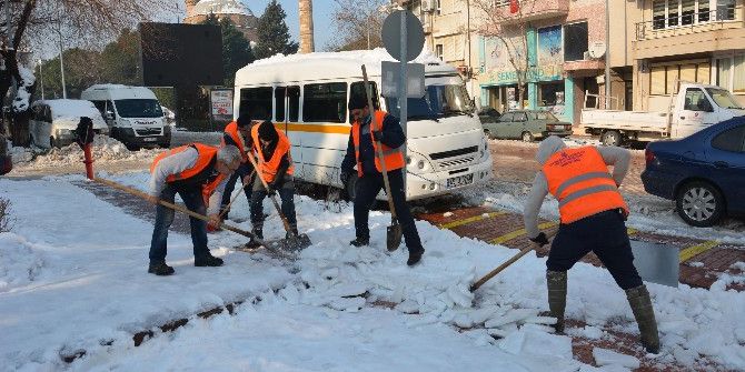 Şehzadeler’de Kar Temizleme Çalışmaları