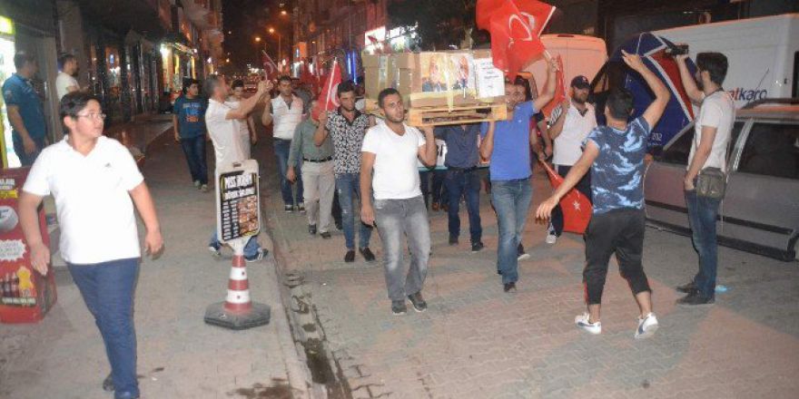 Siirt’te ’Demokrasi Nöbeti’ Devam Ediyor