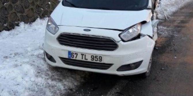 Kaza Nedeniyle Durdu, Kamyonet Çarptı