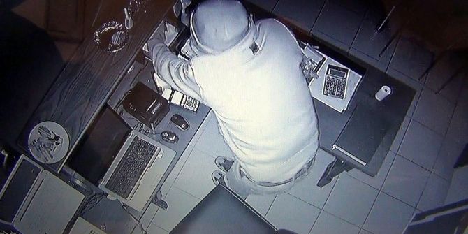 Konya’da Restorana Giren Hırsız Güvenlik Kamerasına Yakalandı