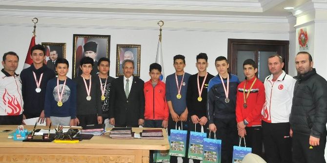 Başarılı Sporculardan Başkan Akkaya’ya Ziyaret