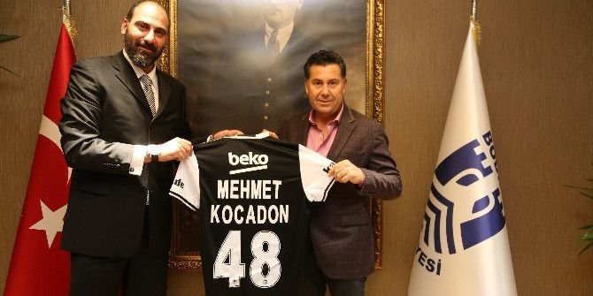 Fenerbahçeli Başkan Beşiktaş Forması Giydi