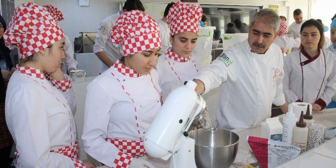 Usta Aşçılar Öğrencilere Ders Verdi
