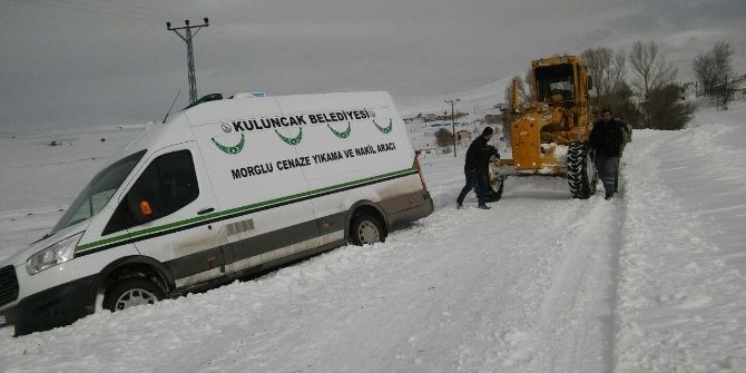 Kara Saplanan Cenaze Aracı Çıkartıldı
