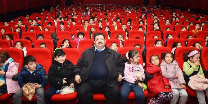 Öğrenciler Topluca Sinemaya Gitti