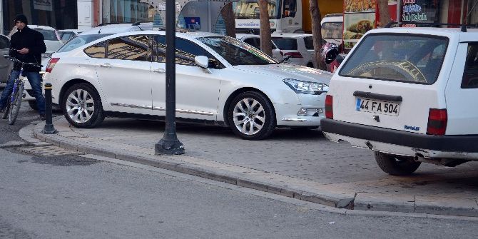 Araçlar Kaldırımı Yayalar Yolu Kullanıyor