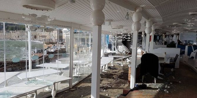 Alanya’da Dev Dalgalar Bir Restoranı Yerle Bir Etti