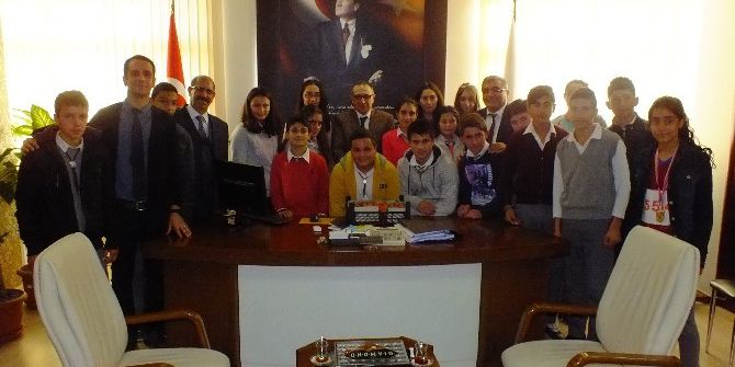 Teog Birincisi Öğrencilerden Kaymakam Şimşek’e Çilek İkramı