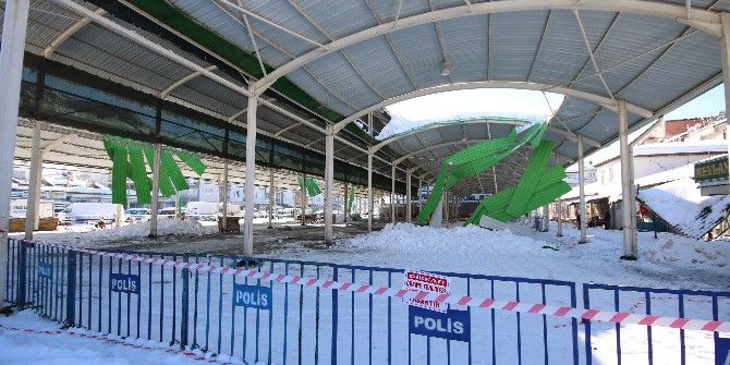 Tedbir İçin Kapatılan Kapalı Pazar Yerinin Çatısı Çöktü