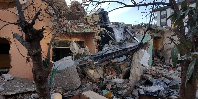 Yıkım Sırasında Ev Çökünce İş Makinesi Devrildi