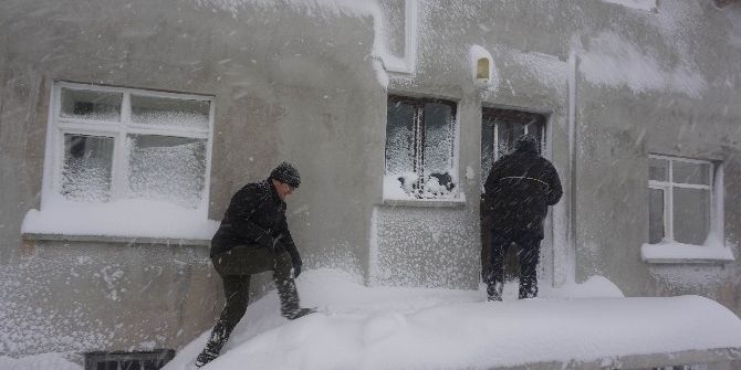 Öğrenci Servisi Kar Fırtınasında Mahsur Kaldı
