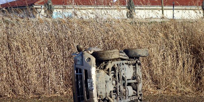 Manisa’da Kamyonet Tarlaya Uçtu: 1 Yaralı