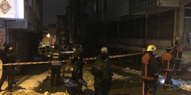 Esenler’de Yağan Kar Nedeniyle Bir Binanın Çatısı Çöktü