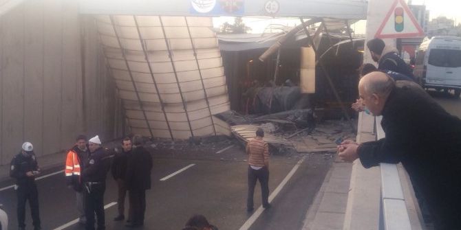 Boya Yüklü Tır, Köprü Bloklarına Çarptı: 1 Yaralı