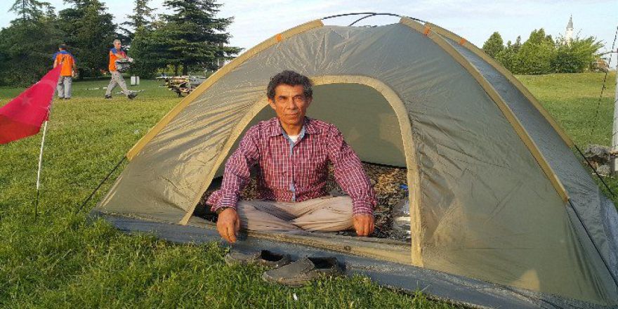 Havalimanına Çadır Kuran Vatandaştan ‘Demokrasi’ Nöbeti