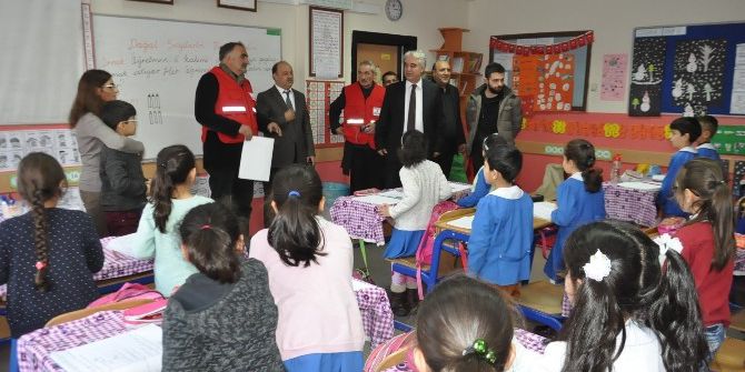 Kızılay Kars Şubesi’nden Öğrencilere Güvenli Yaşam Takvimi