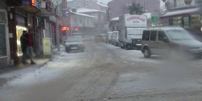Dursunbey’de Yoğun Kar Yağışı Etkili Oluyor