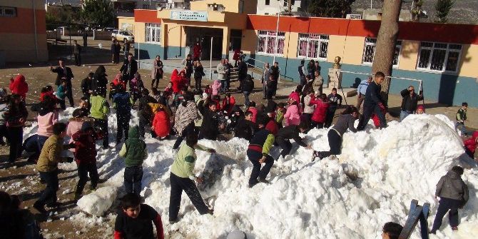 Öğrencilere Okulda Kar Sürprizi