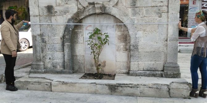 İaü Öğrencileri Tarihi Çeşmeyi Yıkılmaktan Kurtardı