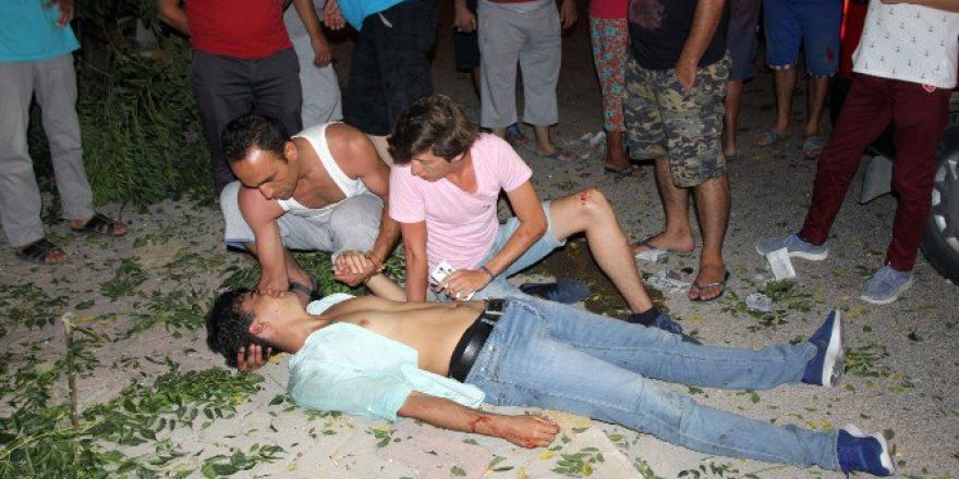 Didim’de Korkutan Kaza; Önce Ağaca, Sonra Kaldırıma Çıktı