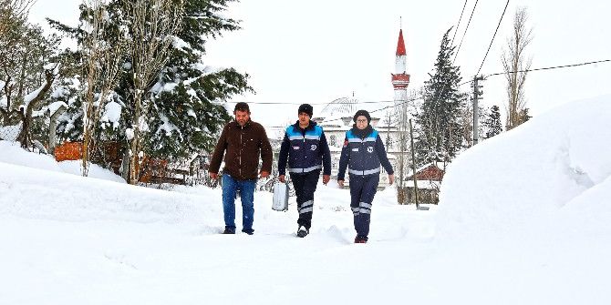 2 Metre Karda, Hasta Yaşlı Adamın İmdadına Koştular