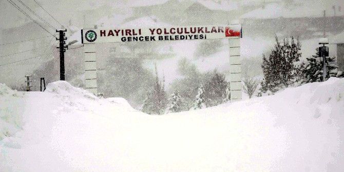 Derebucak’ta Kar Yüksekliği İnsan Boyunu Aştı