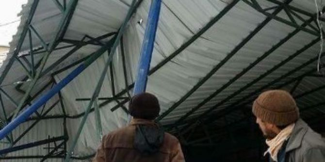 Aydın’da Kar Okul Bahçesindeki Çatıyı Çökertti