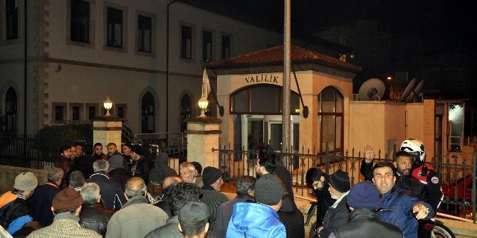 Saatinden Önce Salona Girmek İsteyen Evsizlerin Tepkisi
