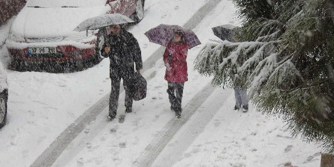 Demirci’de Öğrencilere Kar Tatili