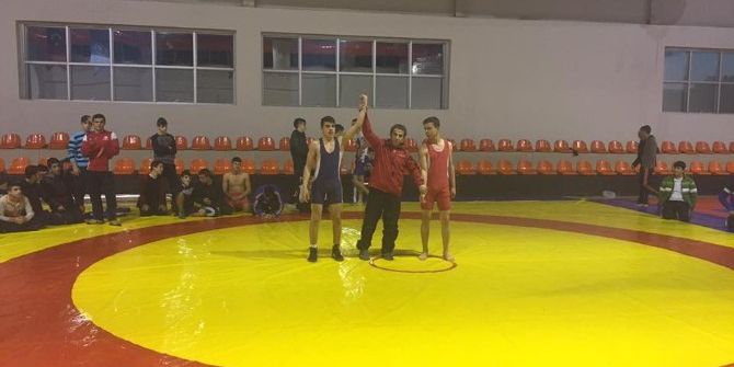 Okullar Arası Güreş Müsabakaları Yapıldı